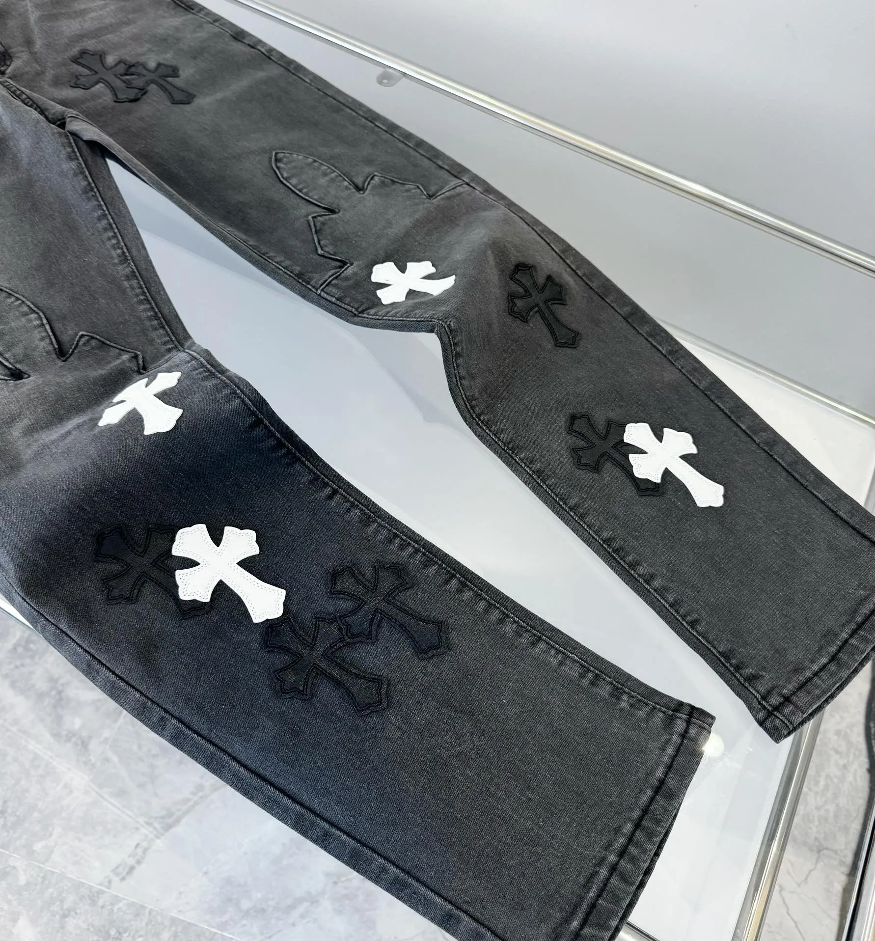 🅿️290 Chroe Hets CHChroe Hets NEW Flame Washed Gray Leather Jeans Ceiling-Level Jeans A pair is hard to find at the counter‼ ️ About Zangyin ✅ This is an extremely luxurious fashion brand that can also be called the aristocracy of the high street. It has always been an exclusive brand for some hipsters or the rich second generation. The color of this model is already very eye-catching by using a unique washed material. It is decorated with pink patchwork cross flowers, which cleverly highlights the charm of the brand. Secondly, this model adopts a classic high-waist cut design, which highlights the long legs and fashionable temperament of the upper body. The brand is highly recognizable and the slim-fitting configuration is more suitable for daily wear. The personality will be fashionable and the specifications can be seen at a glance. Materials and technology ✅ Needless to say, this point goes without saying. As an excellent craftsman brand, Zangyin's requirements for details and craftsmanship are really perfect. The washed color of this model has gone through a lot of processes, not to mention the embellishment of the denim appliqués. It is also purely handmade and sewn. Just like what they believe in, only handmade things have soul and have the meaning of wearing. A top-notch heavy-duty fashionable denim item, recommended by both hands‼ ️Size# 28 30 32 34 36